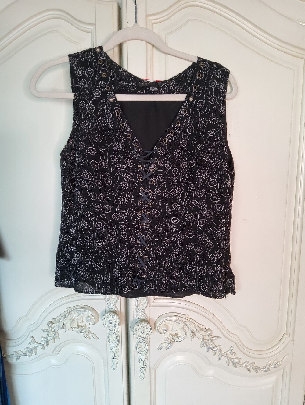 Silk 90s Sleeveless Black Lace-Up V-Neck Printed Women's Top